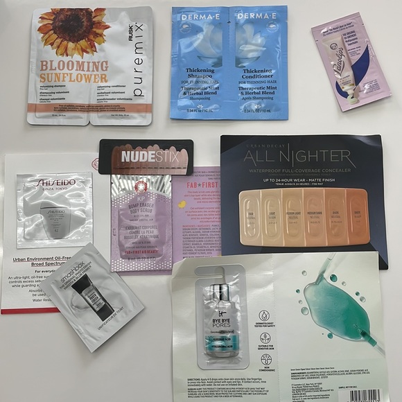 NEW • Velvet Pouch + Beauty samples - Picture 9 of 11